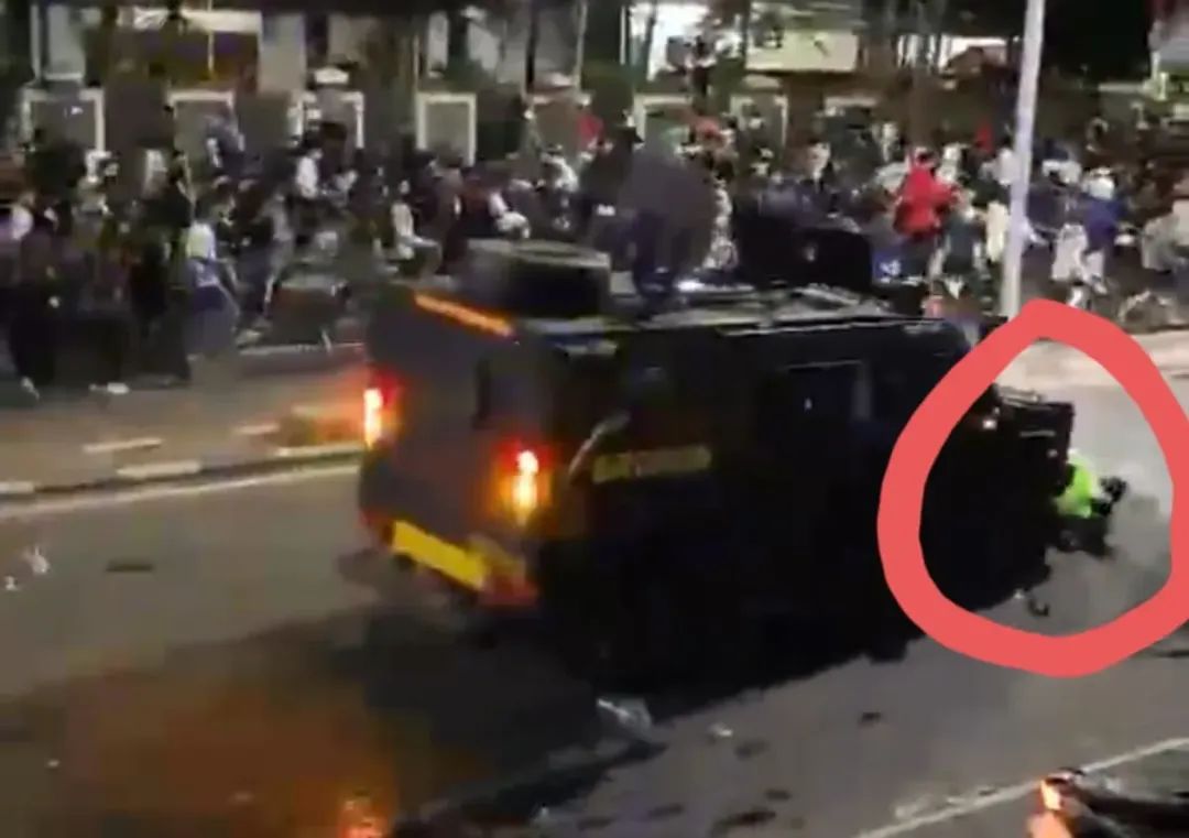 3死多伤！全国紧急状态！印尼警车致死事件引爆多城“复仇”骚乱 普拉博沃急赴灵堂吊唁