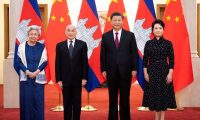 习近平夫妇会见柬埔寨国王西哈莫尼和太后莫尼列