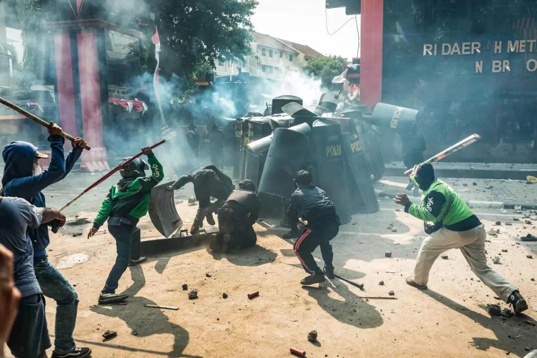 3死多伤！全国紧急状态！印尼警车致死事件引爆多城“复仇”骚乱 普拉博沃急赴灵堂吊唁