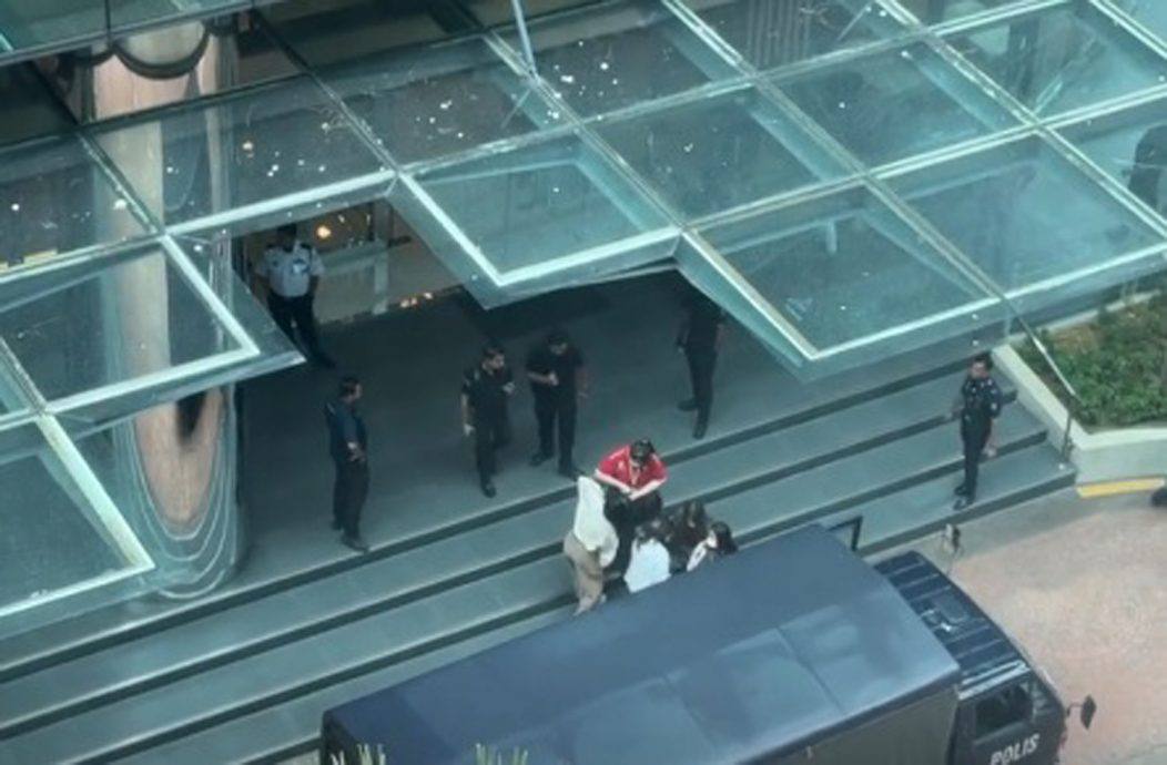 马来西亚警方突击金融公司 404人涉网络诈骗被捕