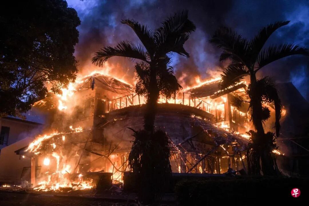 3死多伤！全国紧急状态！印尼警车致死事件引爆多城“复仇”骚乱 普拉博沃急赴灵堂吊唁