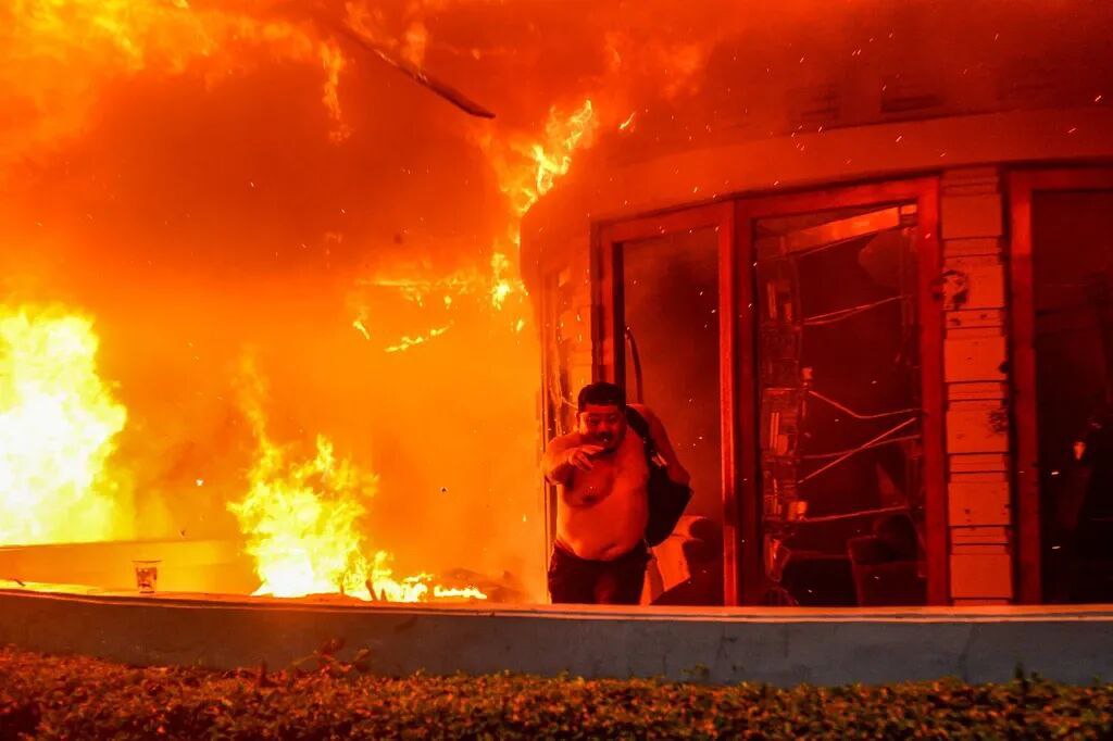 3死多伤！全国紧急状态！印尼警车致死事件引爆多城“复仇”骚乱 普拉博沃急赴灵堂吊唁