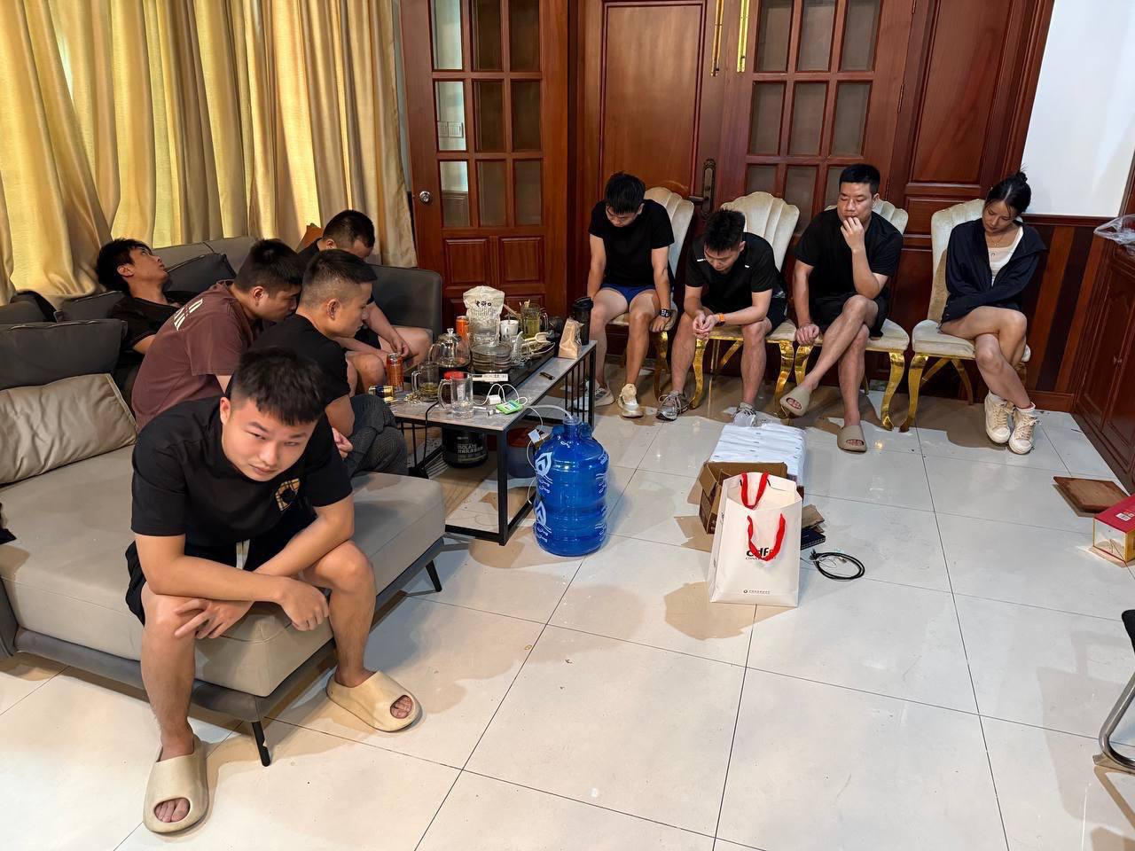 金边警方突袭两处电诈窝点 拘捕10中国籍和4名越南籍嫌犯