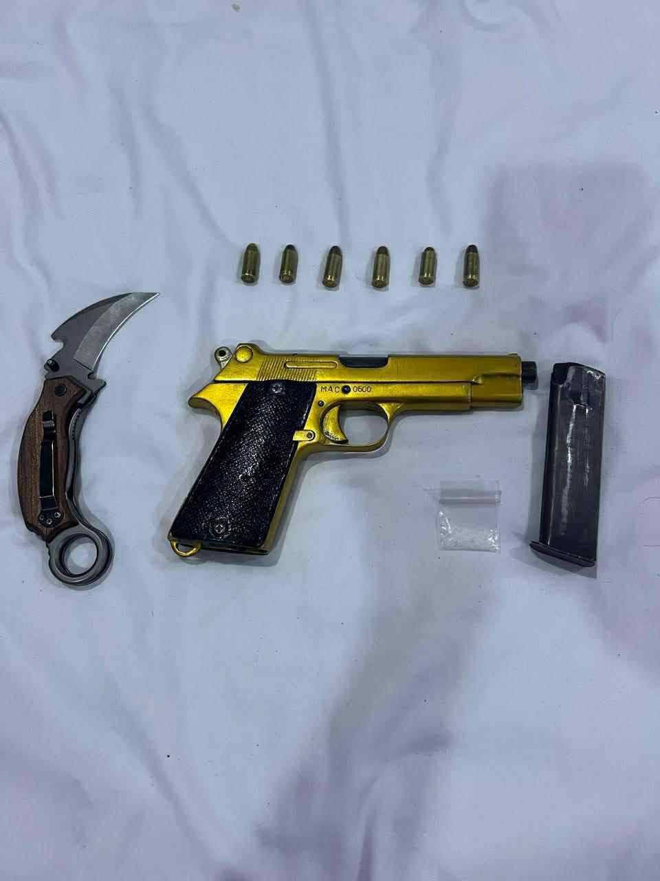 刑警重案组逮捕一名涉嫌非法持有短武器的嫌疑人