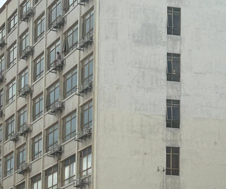 突发！木牌一名女子准备跳楼！