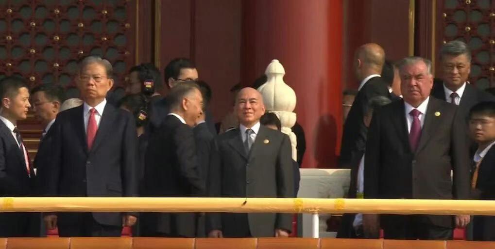 西哈莫尼国王天安门城楼观礼中国抗战胜利80周年阅兵