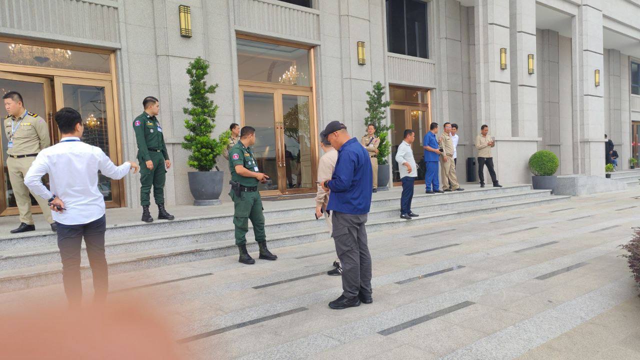 网友投稿：警方刚刚为了金边洪森大道上的汇旺大楼，后进入七楼办案中。