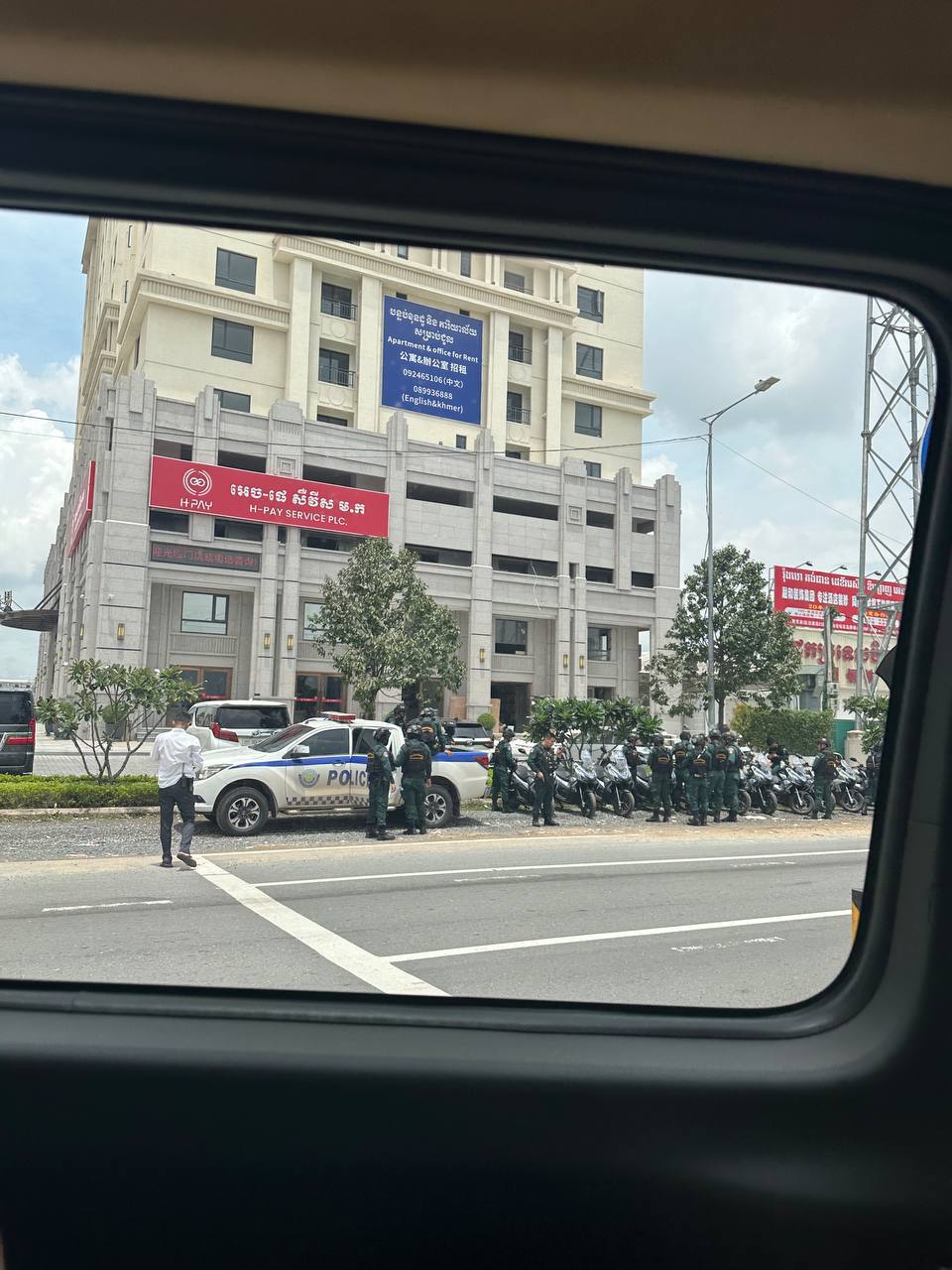 网友投稿：警方刚刚为了金边洪森大道上的汇旺大楼，后进入七楼办案中。