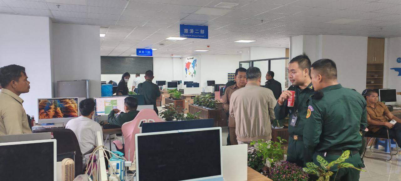 网友投稿：警方刚刚为了金边洪森大道上的汇旺大楼，后进入七楼办案中。