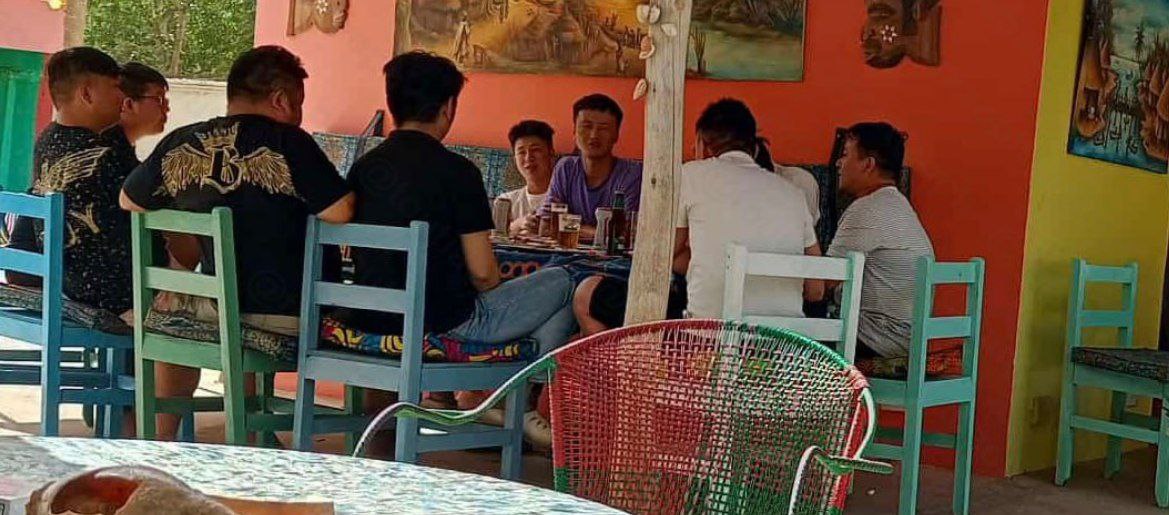 非洲打野被抓 冈比亚60名中国越南籍诈骗嫌犯海滨别墅被捕