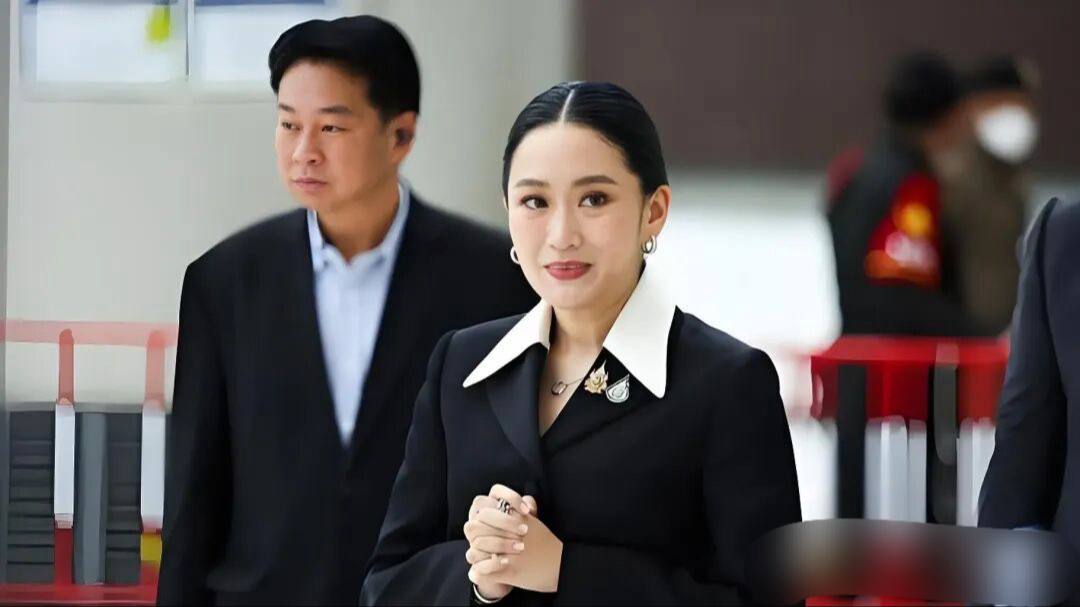 佩通坦被解职，军方再次击败他信家族，想翻身，恐怕只有一条路