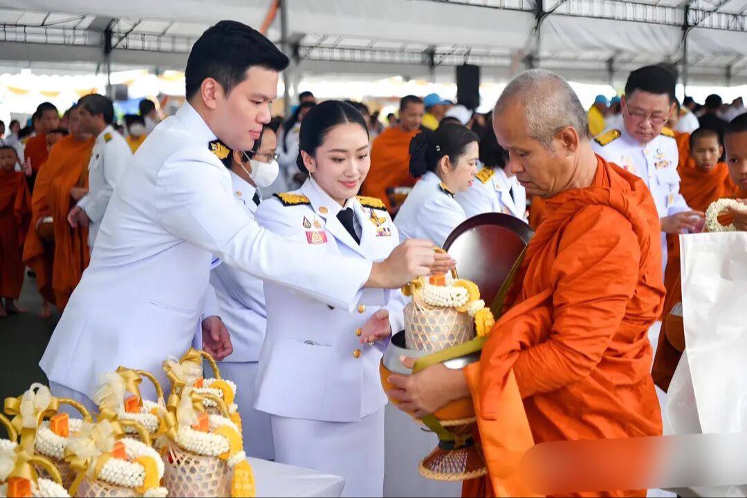 佩通坦被解职，军方再次击败他信家族，想翻身，恐怕只有一条路