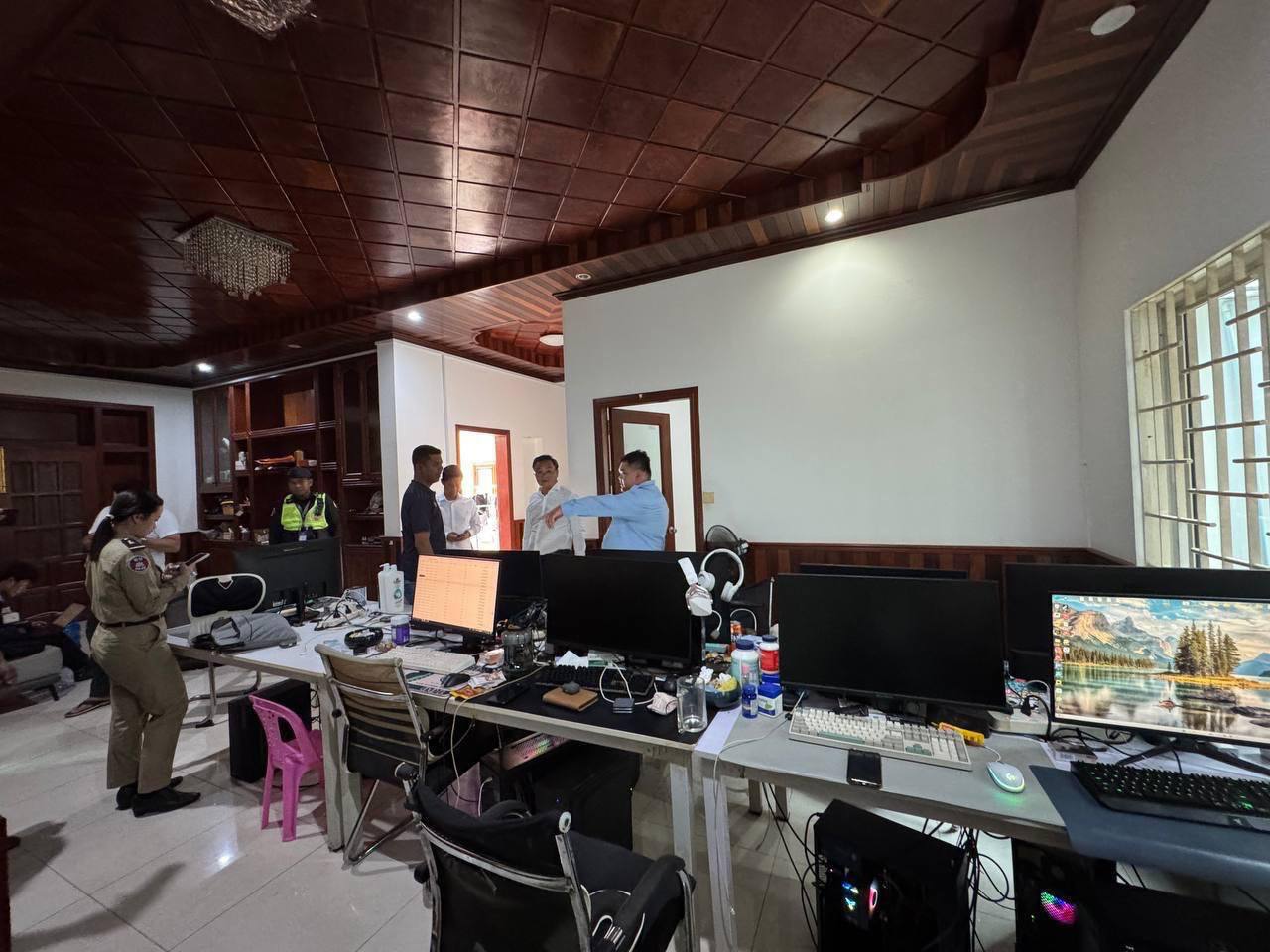 金边警方突袭两处电诈窝点 拘捕10中国籍和4名越南籍嫌犯