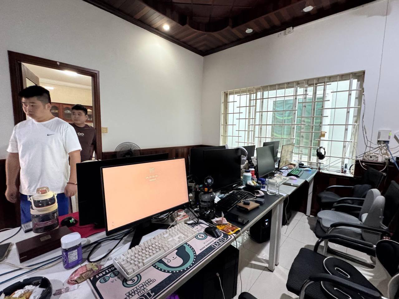 金边警方突袭两处电诈窝点 拘捕10中国籍和4名越南籍嫌犯