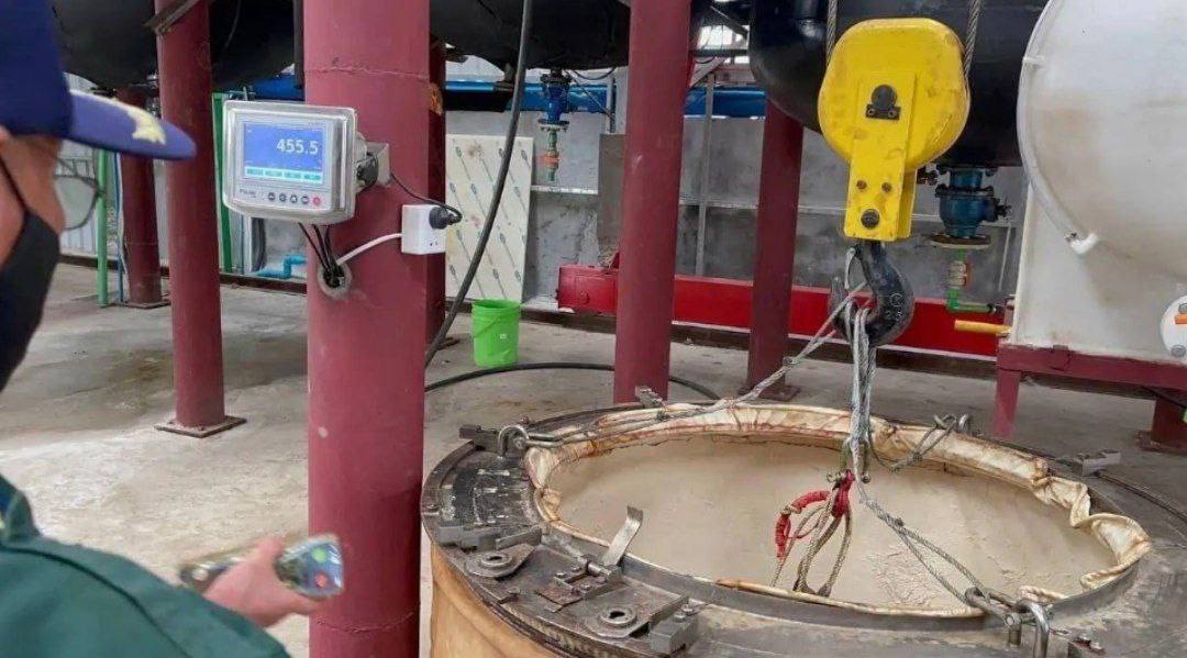 一场有预谋的大火烧毁了一座仓库和毒品生产设备