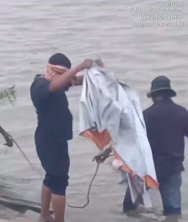 痛心！外国男子两度跳河轻生，生命悲剧引人深思 - 外国男子跳河