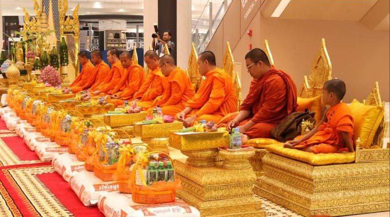 金边永旺商场举行超度仪式，悼念坠楼逝者并强调公共安全 - 金边永旺