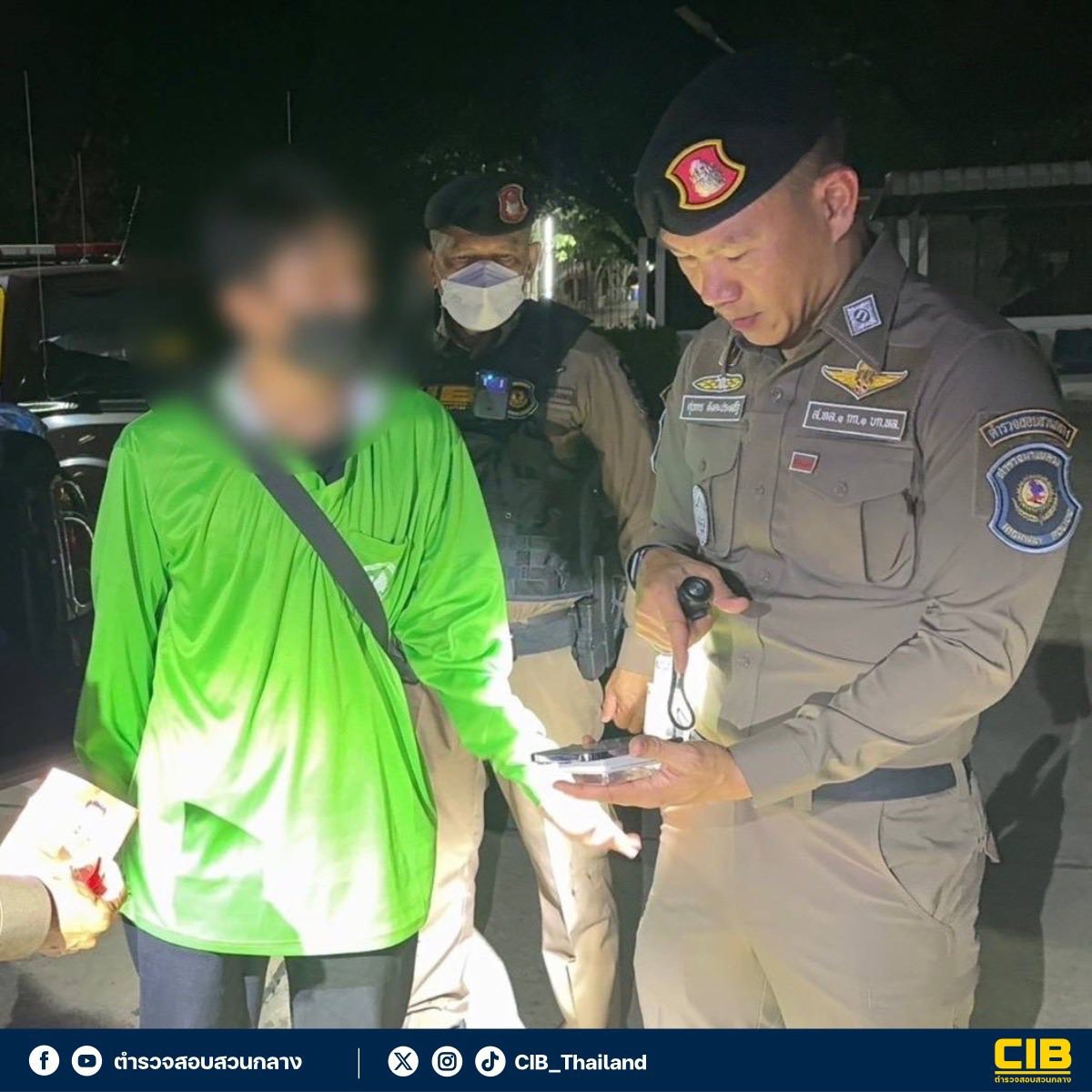 曼谷警方截获改装车 查获15名非法入境者涉电诈团伙