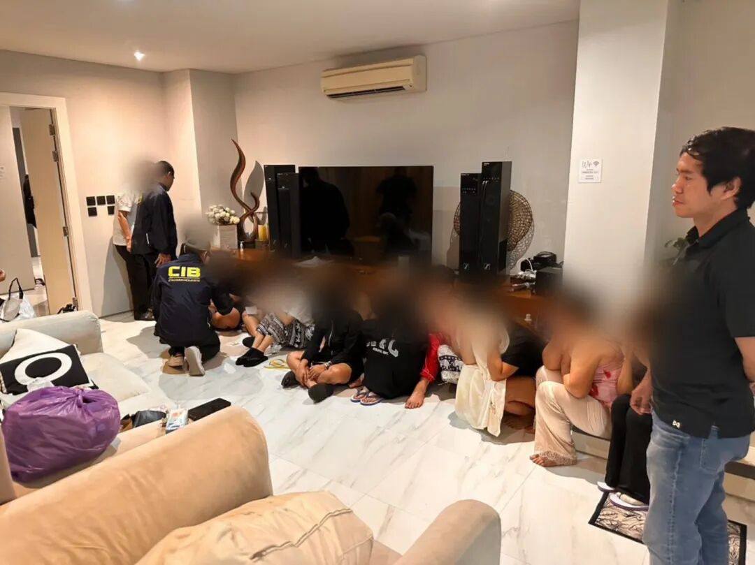 严防边境!泰警围剿KK园诈骗团,抓获多名中菲高管 严防边境!泰警围剿KK园诈骗团,抓获多名中菲高管 - [