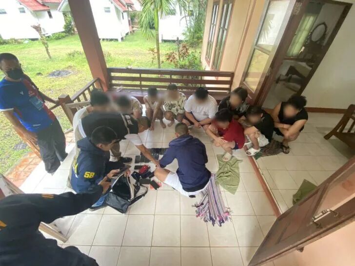 泰国警方突查:9名中国人疑为KK园区逃亡团被捕,手机暗藏电信诈骗软件! 泰国警方突查:9名中国人疑为KK园区逃亡团被捕,手机暗藏电信诈骗软件! - 泰国中国人被捕