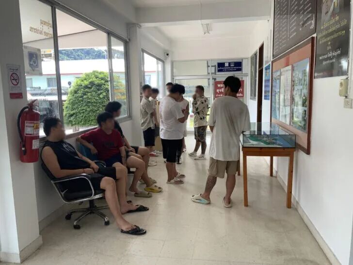 泰国警方突查:9名中国人疑为KK园区逃亡团被捕,手机暗藏电信诈骗软件! 泰国警方突查:9名中国人疑为KK园区逃亡团被捕,手机暗藏电信诈骗软件! - 泰国中国人被捕