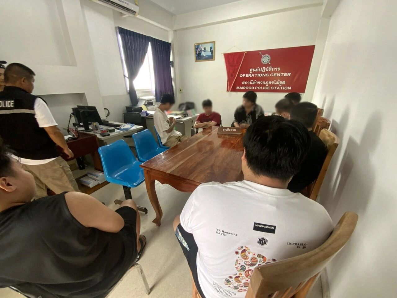 泰国警方突查:9名中国人疑为KK园区逃亡团被捕,手机暗藏电信诈骗软件! 泰国警方突查:9名中国人疑为KK园区逃亡团被捕,手机暗藏电信诈骗软件! - 泰国中国人被捕