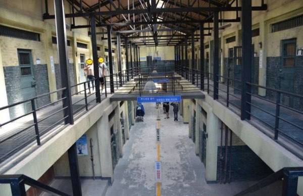 韩国一狱警受贿超1亿韩元被拘，给柬埔寨盘总换单间还帮“跑腿”