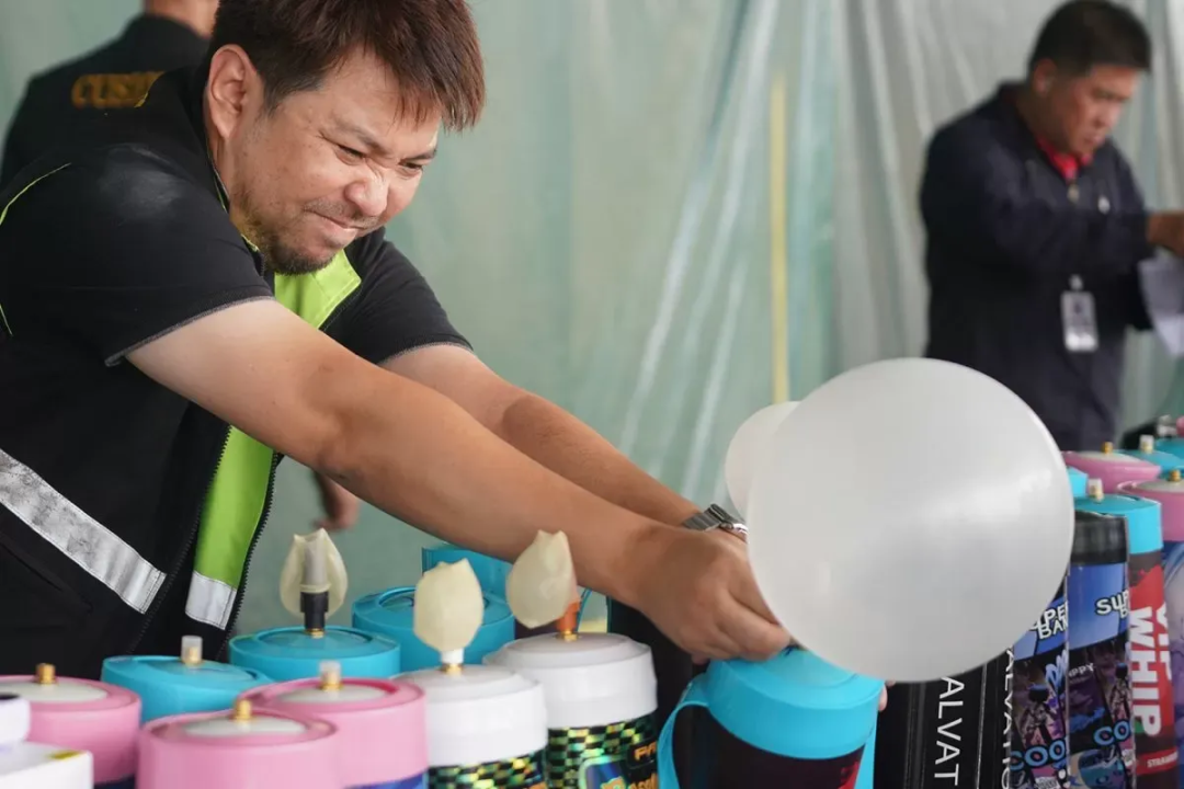 重磅：中国笑气走私泰国曼谷港，2600罐一氧化二氮被查获，市值千万泰铢！ - 笑气走私